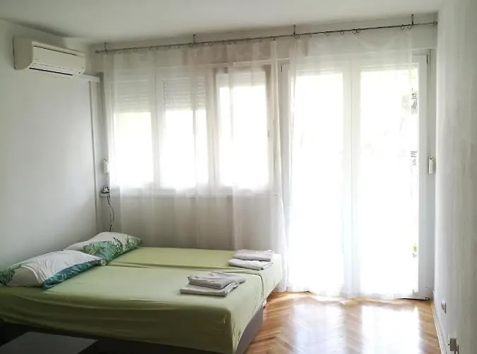 Pretty Big Double Bed With Balcony Alloggio in famiglia *