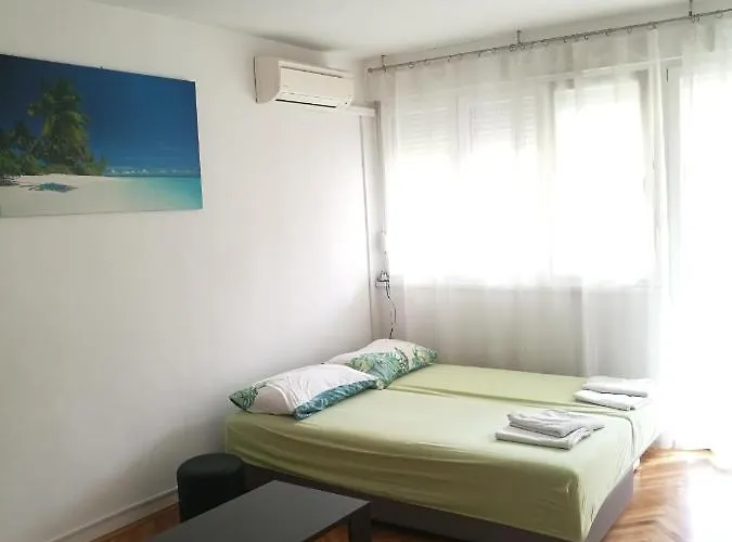 Pretty Big Double Bed With Balcony ホームステイ スプリト