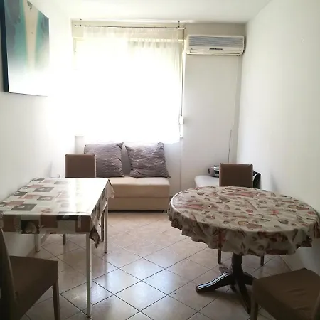 Pretty Big Double Bed With Balcony Homestay Split